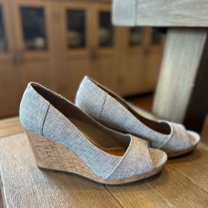 Women’s size 9 NEW Toms Grey Wedge Shoes